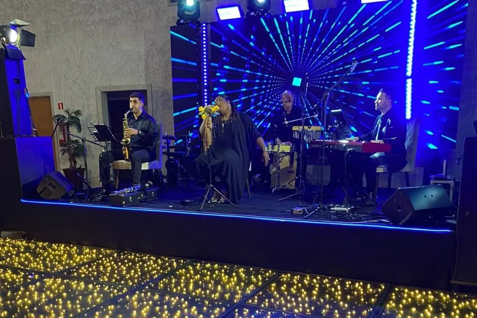 Palco montado com iluminação e pista de dança